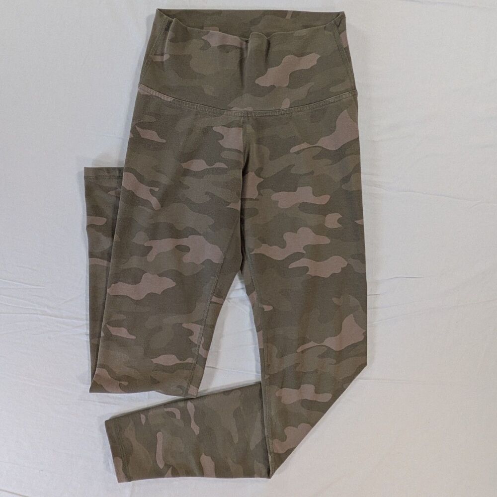 Old Navy Active Balance Go-Dry Camo Leggings. Size - Small